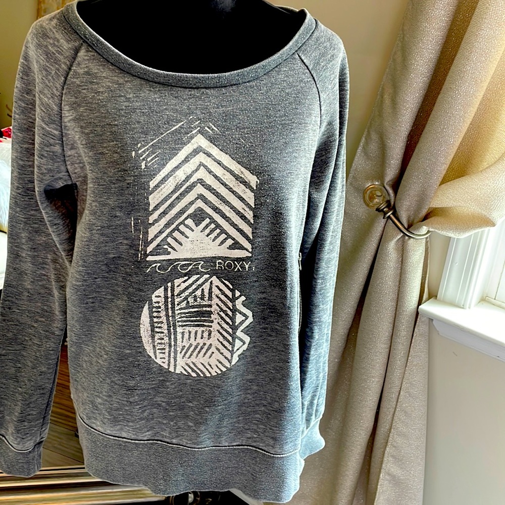 Fun Roxy sweatshirt with zipper on 1 side.